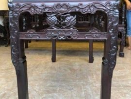 Chân bàn cao và thanh thoát, yếm bàn đục hình tượng hoa trái bốn mùa - biểu hiện của sự no đủ.