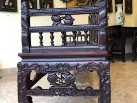 Góc ngang của ghế văng dài bộ trường kỷ con tiện. Họa tiết khá đơn giản nhưng càng nhìn lại càng đẹp và lôi cuốn