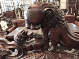 Hình tượng Sư tử mẹ vui đùa cùng 2 sư tử con được người nghệ nhân chạm khắc rất sinh động và có hồn - Biểu hiện của sự che chở cùng tình yêu thương vô bờ bến của bậc cha mẹ dành cho con