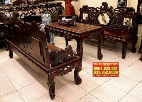 Bộ bàn và ghế được chế tác từ 100% gỗ gụ quý hiếm, tuyển chọn từ cây gỗ già hàng trăm tuổi với chất gỗ tốt, bền đẹp vượt thời gian. 