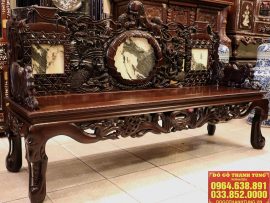 Ghế dài trường kỷ có nhiều chi tiết đục đẽo nhưng không hề rối. Tạo ra một bức tranh tổng thể vô cùng bắt mắt và sinh động