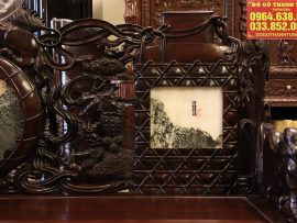 2 vò rượu ở 2 bên vách đoản vừa là chi tiết trang trí, vừa là hình ảnh ẩn dụ cho lối sống hưởng lạc của quan lại giàu có ngày xưa