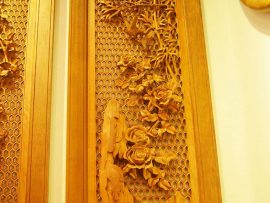 Để tạo nên một kiệt tác tranh gỗ kênh bong trên nền tổ ong đòi hỏi nghệ nhân phải rất chăm chút, tỉ mẩn và có tay nghề cao để truyền tải được hết cái hồn của tác phẩm