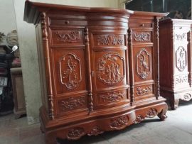 Cánh tủ chạm 3 ông Phúc Lộc Thọ - ba điều cơ bản cho cuộc sống hạnh phúc: Bình an - Tài lộc - Sức khỏe. Mỗi vị thần tượng trưng cho một điều mong ước của con cháu