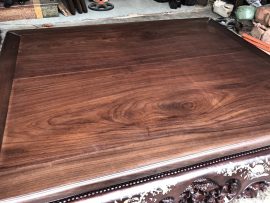 Mặt sập gỗ gụ 2 lá với đường vân xoắn đều và độc đáo, mộng gỗ mịn trông 2 tấm mà như 1