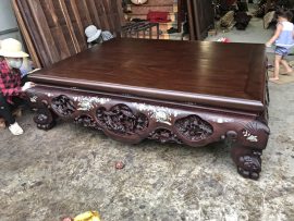 Bộ sập được phủ lớp sơn PU cao cấp giúp tăng độ bền và tạo độ bóng mịn cho chiếc sập