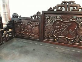 Nếu bộ sập không thành họa tiết tập trung chính vào quây sập. Thì loại sập thành, các vách tựa chính là điểm nhấn được chăm chút nhiều về họa tiết