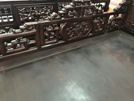 Tựa vai là những đường triện tàu đan xen hoa cúc vạn thọ được lọng máy đều rất chắc khỏe