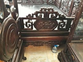 Mặt ngoài của vách tựa cũng được chạm khắc tỉ mỉ đẹp ở mọi góc cạnh