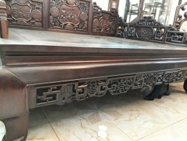 Dạ sập đục các đường triện cài chữ thọ. Họa tiết được phối hợp hài hòa tạo độ sang cho bộ sập