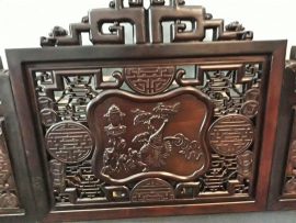 Cận cảnh họa tiết trung tâm của vách tựa chính - hình ảnh ngũ phúc đục kênh bong và tranh tĩnh vật chạm nổi