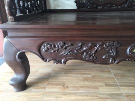 Dạ sập chạm nổi họa tiết tùng hạc nhẹ nhàng. Các đường mộng được xử lý khéo léo tăng độ sang trọng cho bộ sập