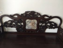 Thành chính diện đục họa tiết Tùng Hạc - ý nghĩa của khí tiết thanh cao, trí tuệ sáng suốt. Đồng thời là biểu tượng của sự trường thọ và gắn bó vững bền vĩnh cửu.