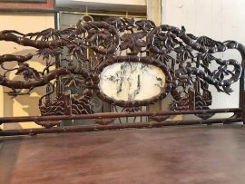 Sập 3 tựa, tựa chính đục kênh bong họa tiết Trúc Nho và chim chóc nhảy nhót tinh xảo. Điểm nhấn chính giữa là khối đá cẩm vàng họa cảnh sắc hữu tình