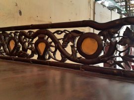 Vách tựa bên đục tay kênh bong chùm nho và ốp đá cẩm vàng đan xen tạo điểm nhấn đặc sắc