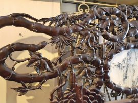 Cận cảnh vách tựa chính đục Trúc quân tử và chùm Nho xum xuê - biểu tượng của tấm lòng ngay thẳng, chính trực và công chính