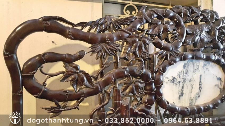 Cận cảnh vách tựa chính đục Trúc quân tử và chùm Nho xum xuê - biểu tượng của tấm lòng ngay thẳng, chính trực và công chính