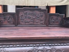 Vách tựa chính của sập 3 thành được thiết kế kiểu tam cấp, khắc nổi tranh tĩnh vật - vẻ đẹp nhẹ nhàng, sâu lắng