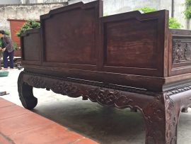 Mặt sau của sập giường cũng được phủ sơn PU cao cấp đều màu