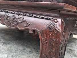 Chân sập dáng quặp chạm nổi hoa văn tạo sự bề thế và vững chãi