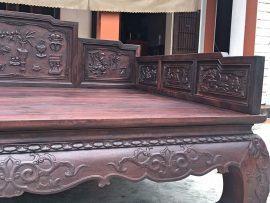 Mặt sập để trơn ghép từ 3 tấm gỗ lim phẳng mịn, vân gỗ đẹp, phun PU bóng mịn chơi vân