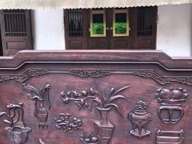 Cận cảnh bức tranh tĩnh vật trên vách tựa