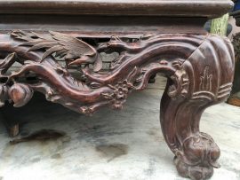 Chân sập dáng quỳ uốn lượn và chạm khắc tinh xảo, vừa gợi hình vừa vững chắc