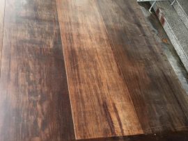 Mặt sập cổ ghép từ 3 tấm gỗ nguyên khối vân veo siêu đẹp. Màu sắc từng tấm gỗ già tạo ra nét độc đáo có 1-0-2 của bộ sập này