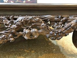 Cả mùa xuân được thu bé lại trong những họa tiết điêu khắc: trái đào, hoa đào, cành đào