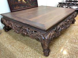 Bộ sập được làm từ 100% chất gỗ gụ nguyên khối, đóng mộng thủng truyền thống vừa giúp dễ vận chuyển vừa tăng độ bền cho sập