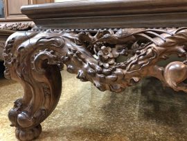 Chân sập dáng quỳ được chạm khắc như thân cành đào với các đường cong uốn lượn