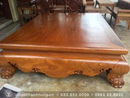 Mặt sập ghép từ 2 tấm gỗ nguyên khối với mộng gỗ tinh xảo nhìn như một tấm gỗ liền. Quá trình chế tác người thợ đã dùng nhiều loại giấy nhám để đánh cho mặt sập nhẵn mịn như tơ.