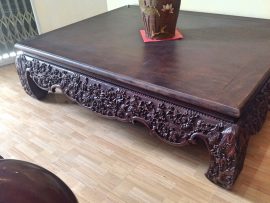 Mặt sập được ghép từ 2 tấm gỗ gụ nguyên khối đánh giáp mịn, phủ lớp PU đều màu giữ vân tự nhiên