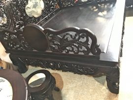 Mặt ngang của sập - nhờ đục kênh bong mà mặt trong và ngoài của sập đều có thể chiêm ngưỡng được họa tiết