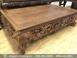 Mặt sập ghép từ 3 tấm gỗ gụ già với lối ghép mộng truyền thống tăng độ bền cho sập