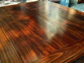 Mặt sập được chế tác từ gỗ gụ lựa vân xoắn đều độc nhất vô nhị - điểm đặc trưng của gỗ gụ