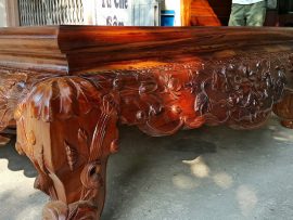 Chân sập được thiết kế dáng chân Lân Quỳ, trổ cò và lá sen trang trí bắt mắt