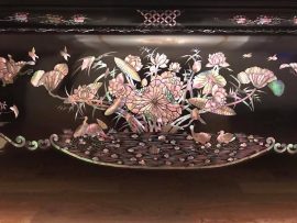 Quây sập khảm ốc hình ảnh vịt tắm trong đầm sen - biểu tượng của tình yêu đôi lứa, vợ chồng chung thủy sắt son; đồng thời cũng biểu thị cho thi cử thông đạt.