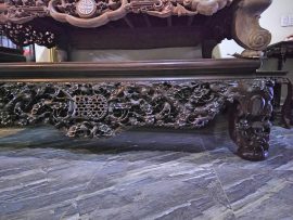 Đôi chữ Thọ được tinh tế cài cắm ở vị trí trung tâm tạo điểm nhấn cho bộ sập.