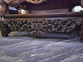 Toàn bộ quây sập được đục khắc vô cùng tỉ mỉ từng chi tiết nhỏ - cái tâm và cái tầm của người thợ được thể hiện rất nhiều qua đặc điểm này