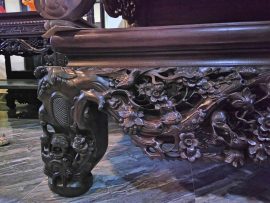 Bộ sập sử dụng phương pháp ghép mộng truyền thống giúp tăng tuổi thọ của sập và dễ di dời. Các nét mộng được xử lý khéo léo không một vết lộ