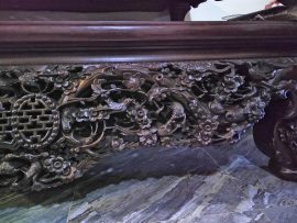 Hoa mai là biểu tượng của mùa xuân vạn vật tươi tốt, mọi sự hanh thông. Kết hợp với chữ Thọ nâng tầm ý nghĩa phong thủy