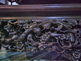 Cận cảnh họa tiết đục khắc trên tấm gỗ gụ nguyên khối