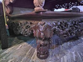 Chân sập được tô điểm bởi họa tiết con hươu và cây tùng - độc đáo nhưng vẫn rất vững chãi