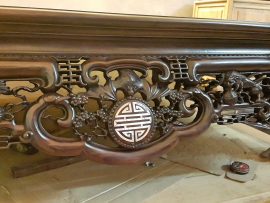 Để tạo điểm nhấn và nét độc đáo riêng cho bộ sập, chữ Thọ được nghệ nhân cẩn ốc màu trắng ngà tuyệt đẹp