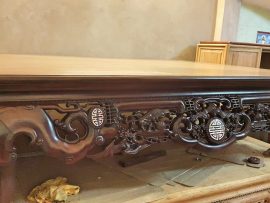 Chân sập dáng Lân quỳ vững chãi. Quây sập chạm tam diện hoàn toàn bằng tay