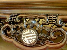 Dơi ngậm Thọ điểm xuyết hoa đào là hình ảnh trung tâm của bộ sập. Từng đường nét được đục chạm dứt khoát, vừa sắc nét vừa thể hiện được cái hồn của từng biểu tượng