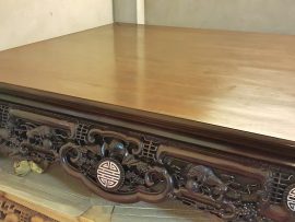 Mặt ván ghép từ những tấm gỗ gụ nguyên khối lựa vân. Được chà nhám kỹ càng và phủ lớp PU bóng mịn như gương