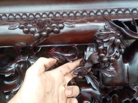 Họa tiết con sóc, chùm nho được nghệ nhân khéo léo đưa vào tăng thêm vẻ đẹp cho bộ sập