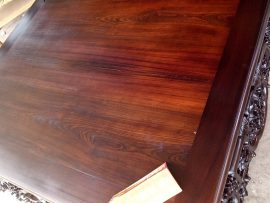 Mặt sập gụ ghép từ 2 tấm nguyên khối, đánh giáp mịn, phun PU giữ nguyên vân gỗ tự nhiên